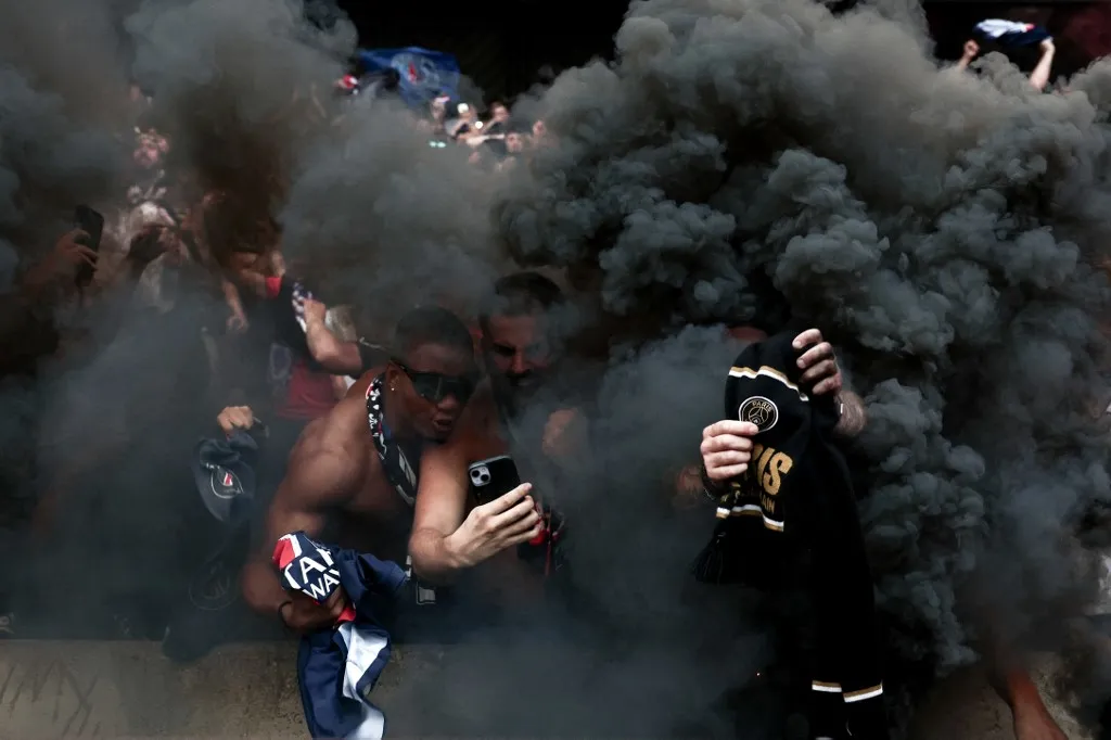 Paris Saint-Germain supporters celebrate their team's second goal as they watch the UEFA Champions League final football match between Paris Saint-Germain (PSG) and Inter Milan held in Munich on a large screen, at Parc des Princes Stadium in Paris on May 31, 2025. (Photo by Thibaud MORITZ / AFP)