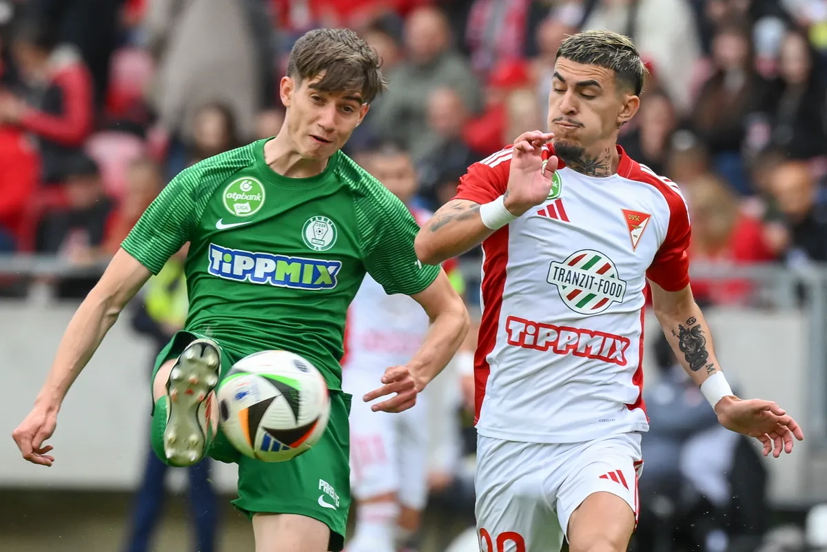 Debrecen, 2025. május 18. Brandon Domingues Brandon José (j), a Debrecen és Vas Gábor, a Paks játékosa a labdarúgó OTP Bank Liga 32. fordulójában játszott Debreceni VSC – Paksi FC mérkőzésen a debreceni Nagyerdei Stadionban 2025. május 18-án.MTI/Czeglédi Zsolt, balsors