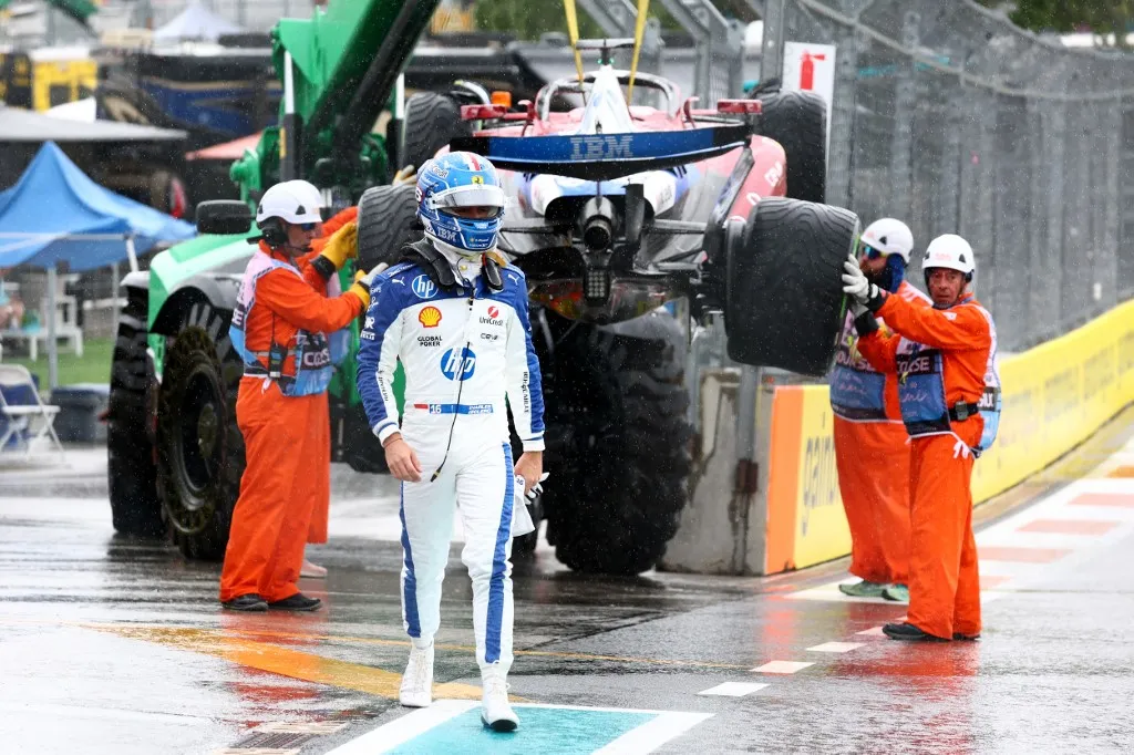Forma-1 
MIAMI, FLORIDA - MAY 03: Marshals remove the car of Charles Leclerc of Monaco driving the (16) Scuderia Ferrari SF-25 from the circuit after a crash on the way to the grid during the Sprint ahead of the F1 Grand Prix of Miami at Miami International Autodrome on May 03, 2025 in Miami, Florida.   Clive Rose/Getty Images/AFP (Photo by CLIVE ROSE / GETTY IMAGES NORTH AMERICA / Getty Images via AFP)