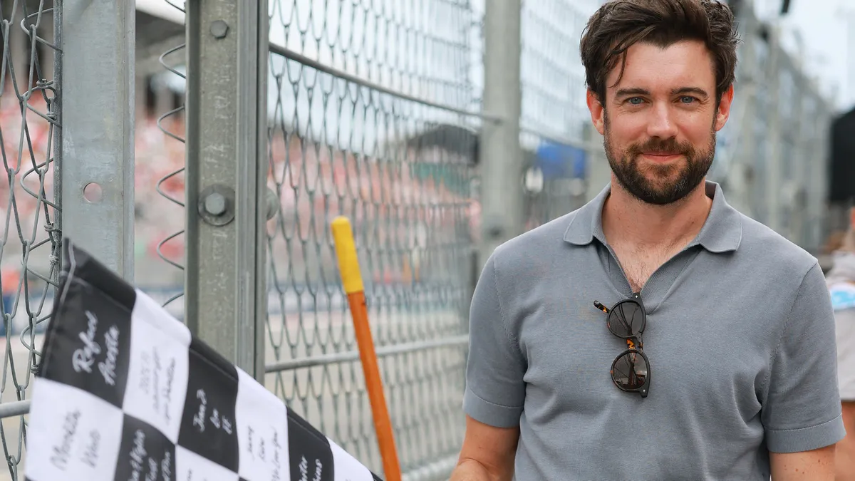 humorista, MIAMI, FLORIDA - MAY 04: Jack Whitehall with the chequered flag during the F1 Grand Prix of Miami at Miami International Autodrome on May 04, 2025 in Miami, Florida.   Mark Thompson/Getty Images/AFP (Photo by Mark Thompson / GETTY IMAGES NORTH AMERICA / Getty Images via AFP)