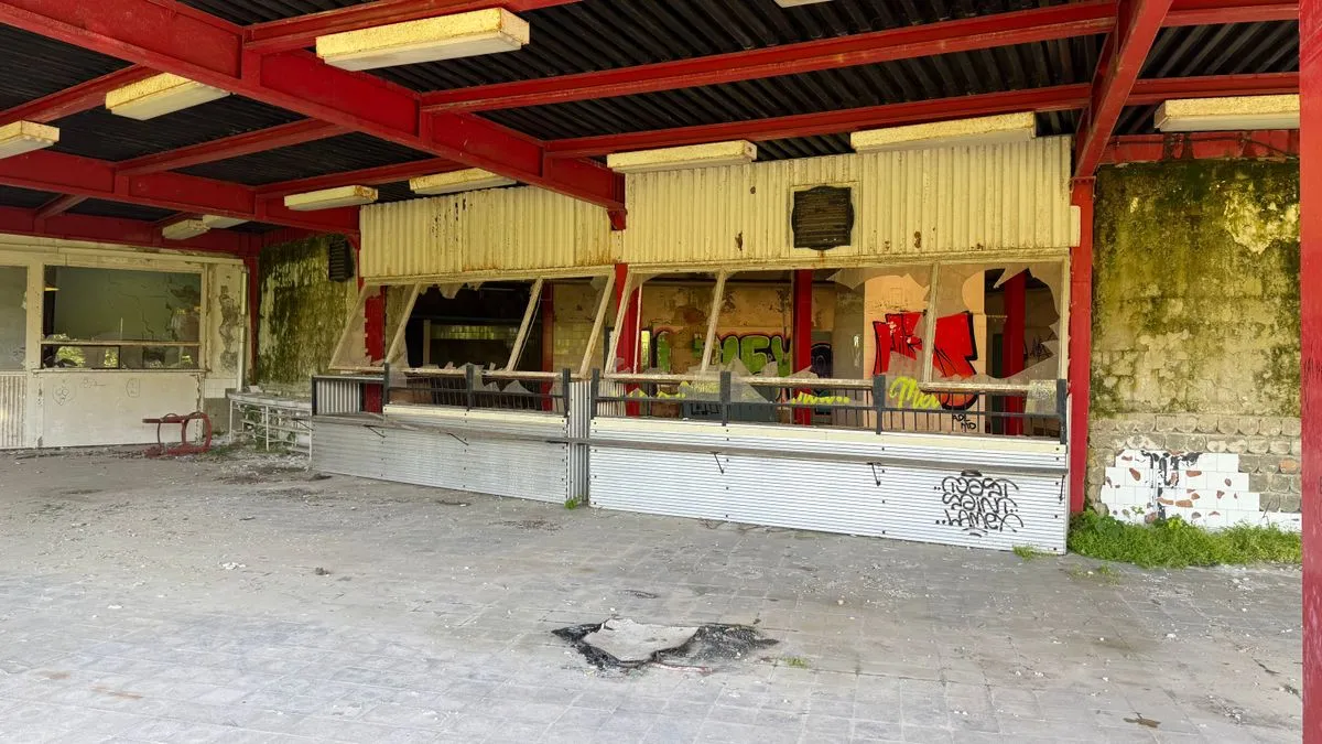 Urbex fotók – az egykori úttörőtábor ablakai kiverve, falai összefújkálva