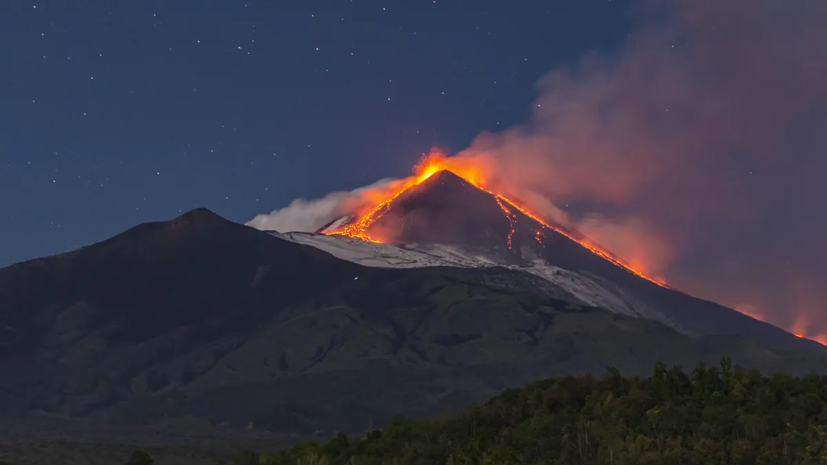 Látványos, de félelmetes képeken az Etna újabb kitörése