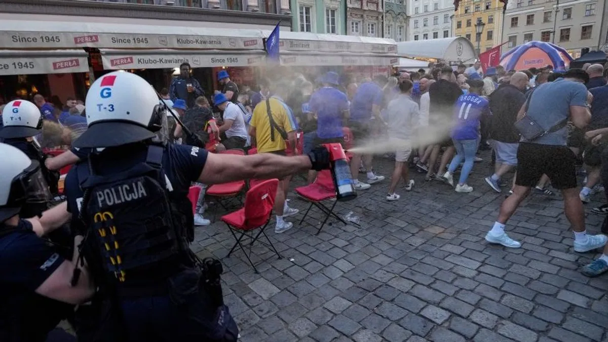 Sokkoló balhé: összeverekedtek a szurkolók a Kl-döntő előtt – videó