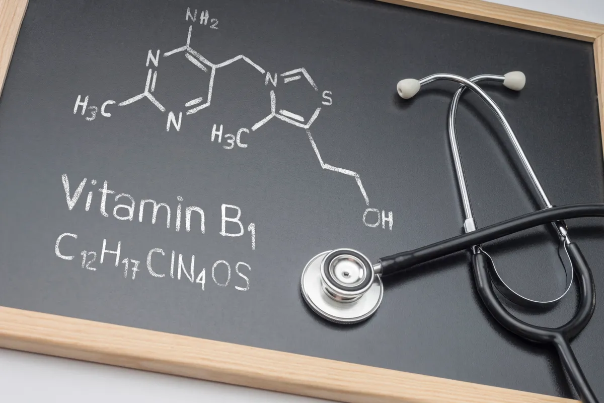 A B1-vitamin kulcsszerepet játszik bizonyos anyagcsere-folyamatokban azáltal, hogy egy karbénnek nevezett molekuláris szerkezetet hoz létre.