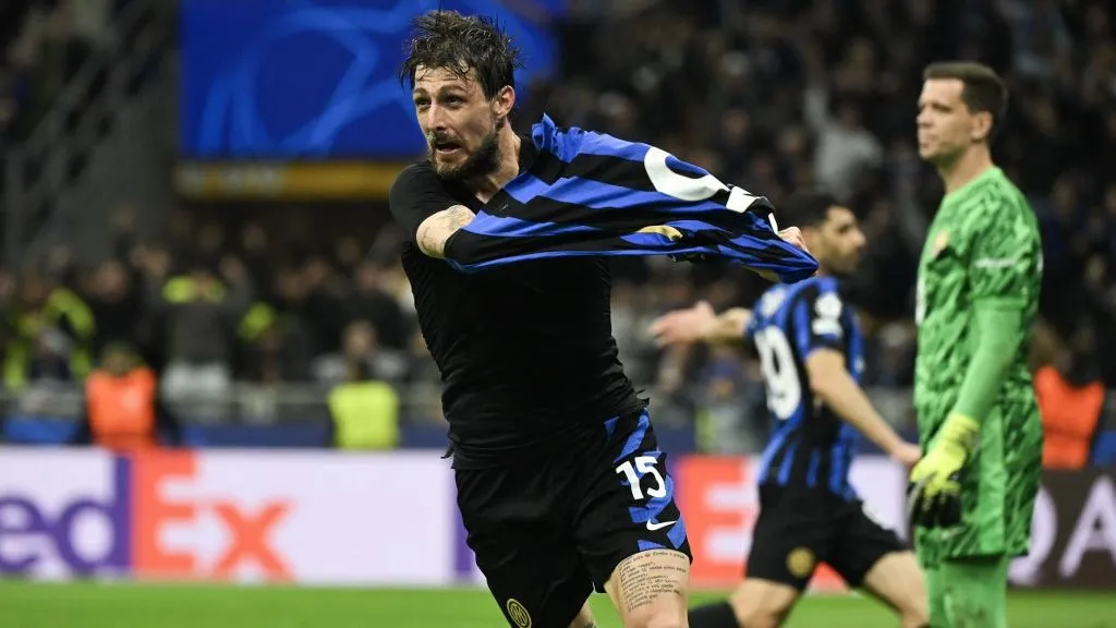 Inter Milan's Italian defender #15 Francesco Acerbi celebrates scoring his team's third goal during the UEFA Champions League semi-final second leg football match between Inter Milan and FC Barcelona at the San Siro stadium in Milan on May 6, 2025. (Photo by PIERO CRUCIATTI / AFP)