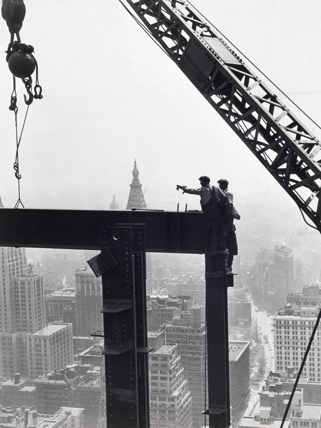 Az első felhőkarcolók építése,   A photograph by Lewis Wickes Hine (1874-1940), showing members of a derrick gang fixing a beam during the construction of the Empire State Building, with the streets of New York far below them, circa 1931. (Photo by SSPL/G