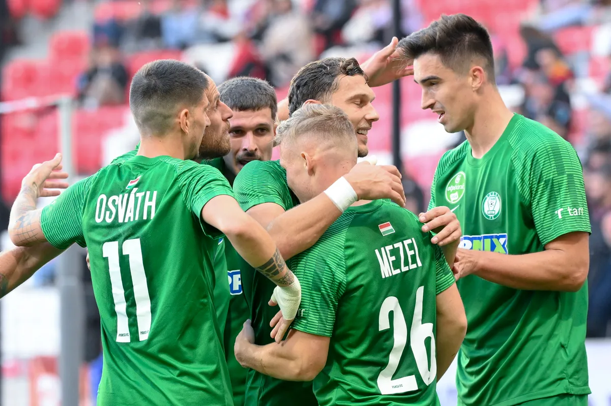 Debrecen, 2024. október 19.A Paks játékosainak gólöröme a labdarúgó OTP Bank Liga 10. fordulójában játszott Debreceni VSC - Paksi FC mérkőzésen a debreceni Nagyerdei Stadionban 2024. október 19-én. Jobbra, Tóth Barna a gólszerző, Mezei Szabolcs (26) és Osváth Attila (11) látható.MTI/Czeglédi Zsolt