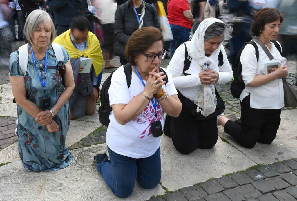 VATICAN CITY, VATICAN - MAY 18: Well-wishers pray during the Inauguration Mass of Pope Leo XIV in St Peter's Square on May 18, 2025 in Vatican City, Vatican. Pope Leo XIV (formerly Cardinal Robert Francis Prevost) presided over his inauguration mass in St Peter's Square after his election on May 8th. (Photo by David Ramos/Getty Images)