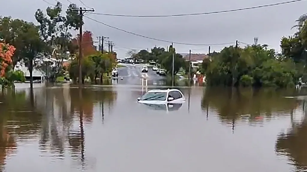 Sydney, Kelet-Ausztrália, Ausztrália, eső, időjárás, esőzés, 2025.05.22.,   This frame grab taken from UGC video handout footage by Instagram account user @Woodshieldposts on May 21, 2025 and released on May 22, 2025 shows a car submerged in a flooded are