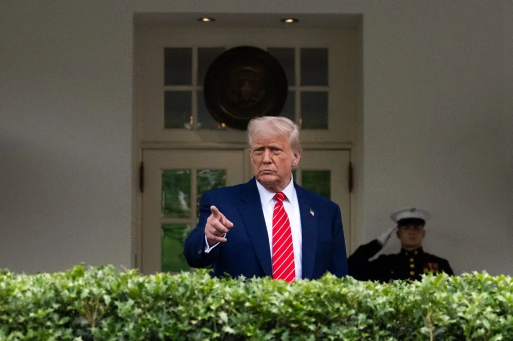 Donald Trump üzent a pápának. (Fotó: JIM WATSON / AFP)