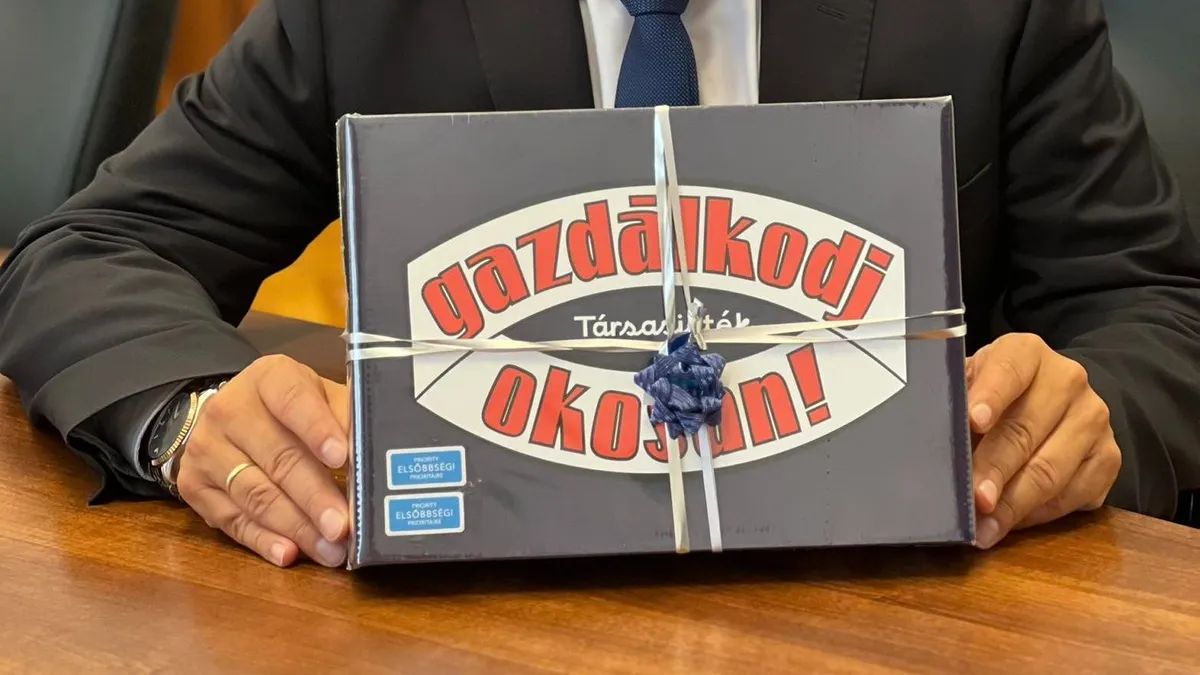 Latorcai Csaba egy Gazdálkodj okosan! társasjátékot ajándékoz Karácsony Gergelynek születésnapjára