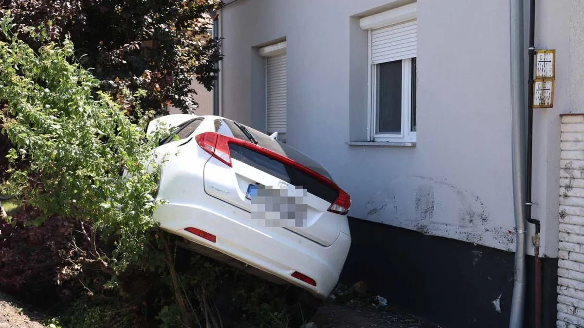 Házfalba csapódott egy autó