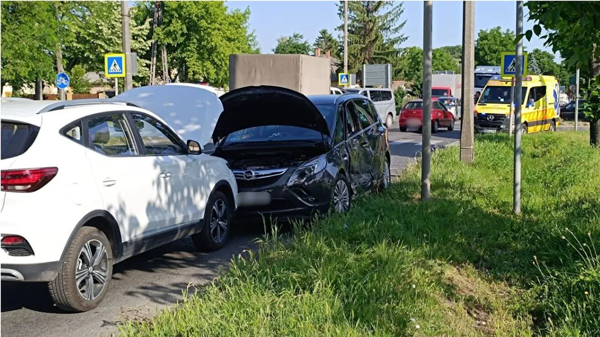 Kínai vendégmunkásokat szállító kisbusz okozott hármas karambolt, nagy a torlódás