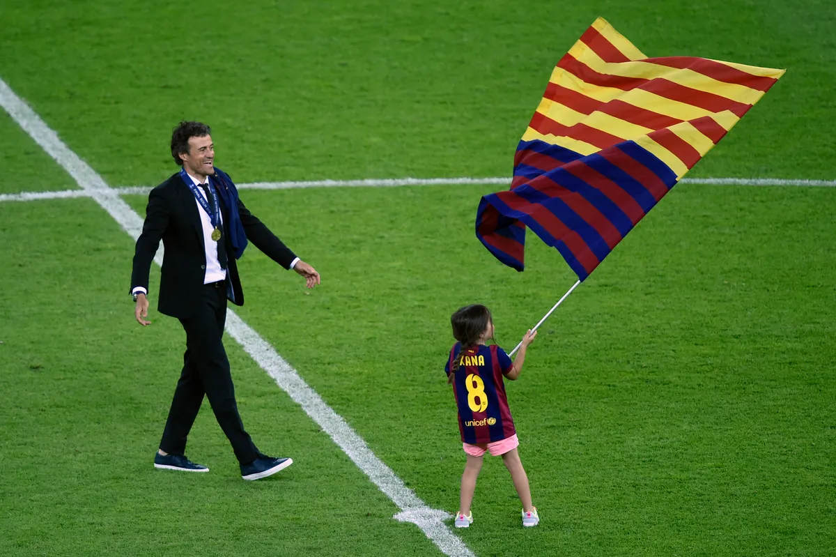 Barcelona's coach Luis Enrique and his daugther Xana celebrate after the UEFA Champions League Final football match between Juventus and FC Barcelona at the Olympic Stadium in Berlin on June 6, 2015. FC Barcelona won the match 1-3. AFP PHOTO / ODD ANDERSEN (Photo by ODD ANDERSEN / AFP)