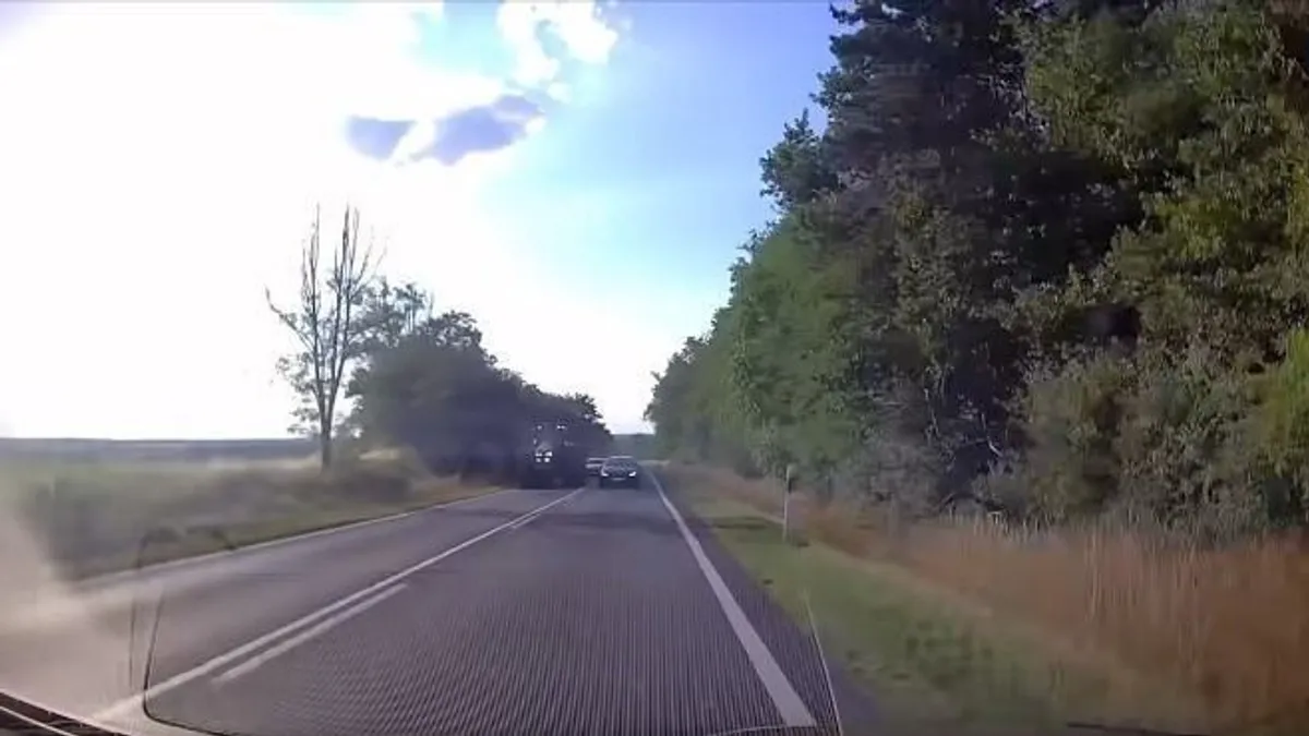 Videón az öngyilkos manőver: így ne előzz, ha élni akarsz