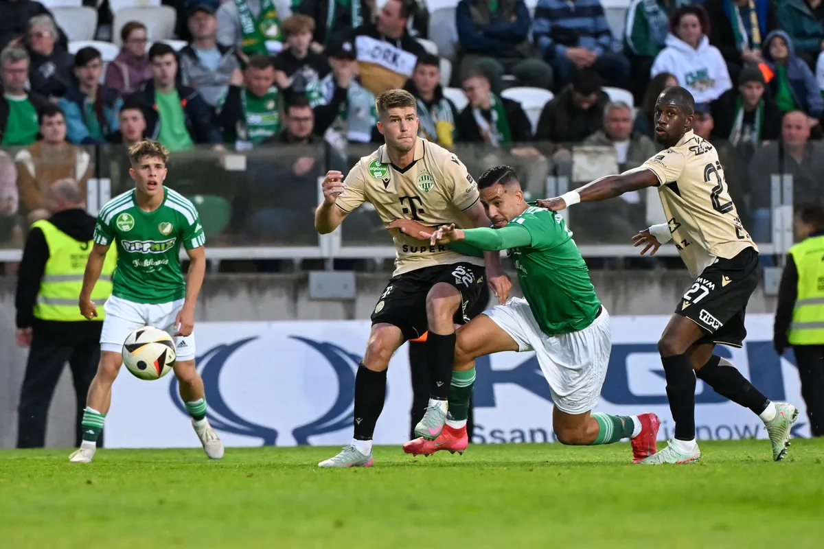 Győr, 2025. május 24.
Ahmed Nadhir Benbouali (j2), a Győr, valamint Szalai Gábor (j3) és Ibrahim Cissé (j), a Ferencváros játékosai a labdarúgó OTP Bank Liga utolsó, 33. fordulójában játszott ETO FC Győr - Ferencvárosi TC mérkőzésen a győri ETO Stadionban 2025. május 24-én.
MTI/Illyés Tibor