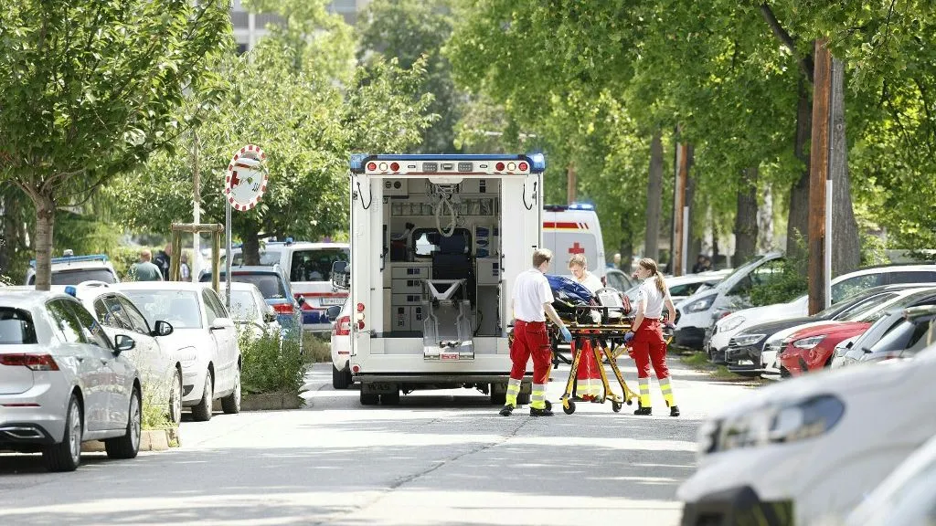A major police operation began on Tuesday morning, June 10, 2025, at a school in Graz following a deadly school shooting. In the picture: Emergency services near the scene of the crime. - 20250610_PD3496 (Photo by ERWIN SCHERIAU / APA-PictureDesk via AFP)