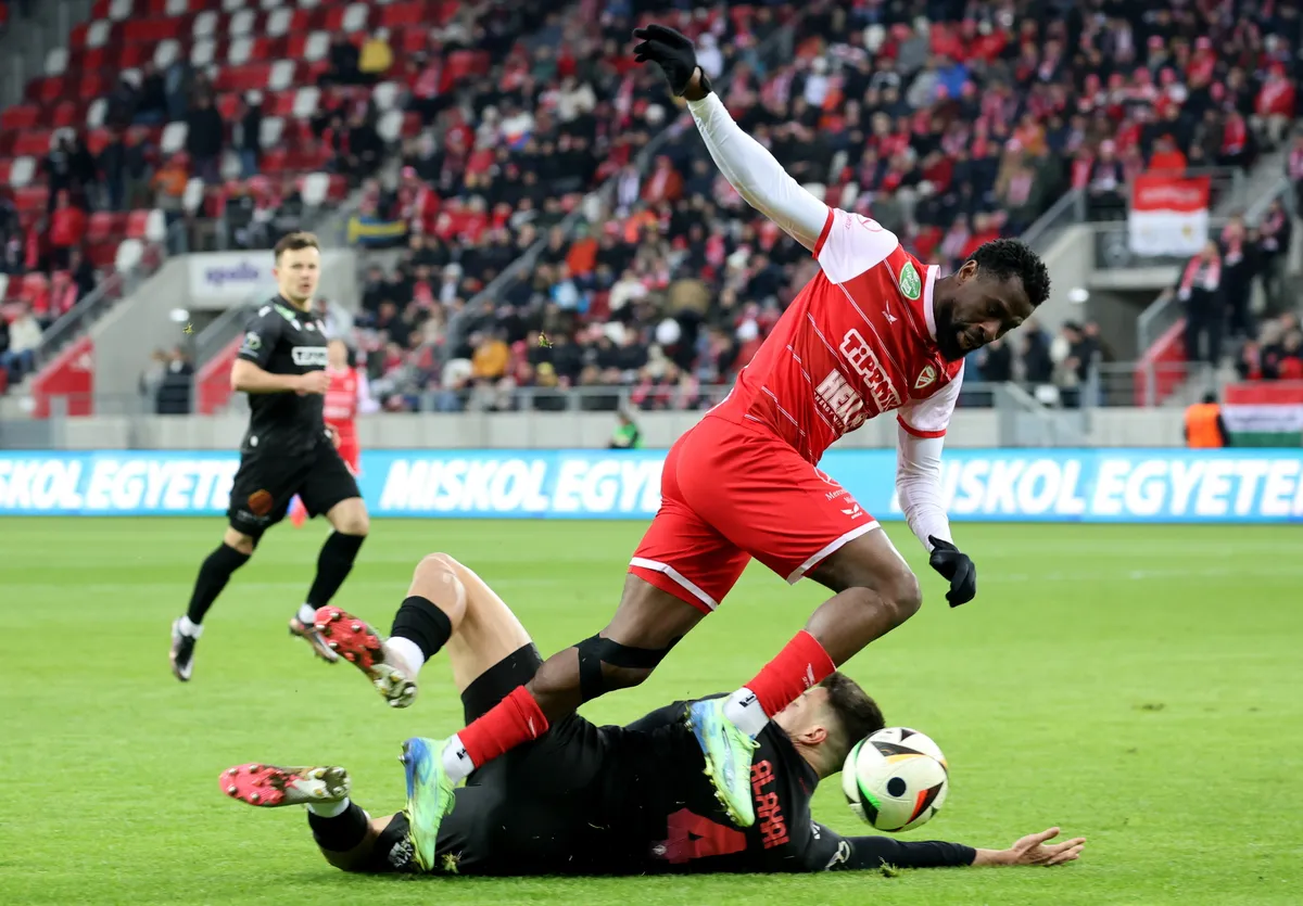 NB I Miskolc, 2025. február 15.
Bright Edomwonyi, a Diósgyőr (j) és Alaxai Áron, a Nyíregyháza játékosa a labdarúgó OTP Bank Liga 20. fordulójában játszott Diósgyőri VTK - Nyíregyháza Spartacus FC mérkőzésen a diósgyőri stadionban 2025. február 15-én.
MTI/Vajda János