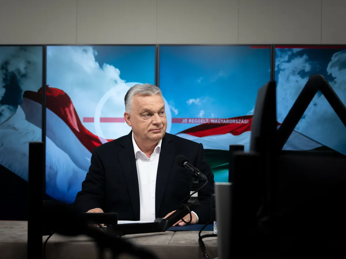 Budapest, 2025. április 25.
A Miniszterelnöki Kommunikációs Főosztály által közreadott képen Orbán Viktor miniszterelnök interjút ad a Jó reggelt, Magyarország! című műsorban a Kossuth rádió stúdiójában 2025. április 25-én.
MTI/Miniszterelnöki Kommunikációs Főosztály/Benko Vivien Cher