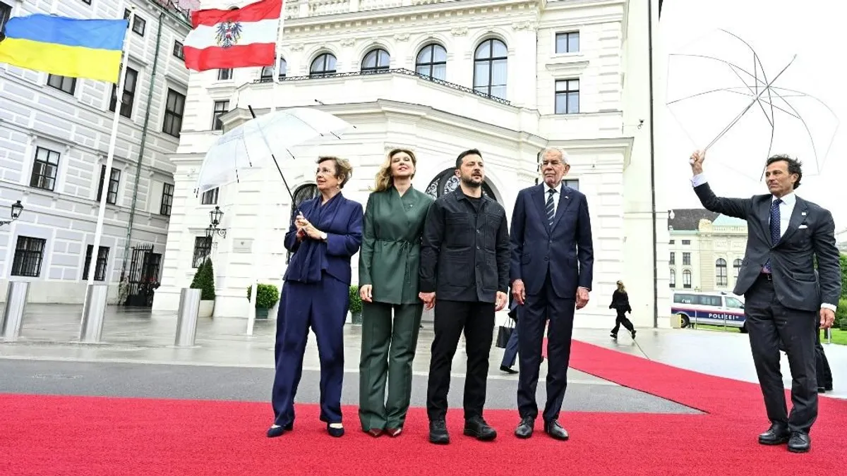 „Slava Ukraini!” visszhangzott Bécsben – Zelenszkij látogatása feszültségeket szült