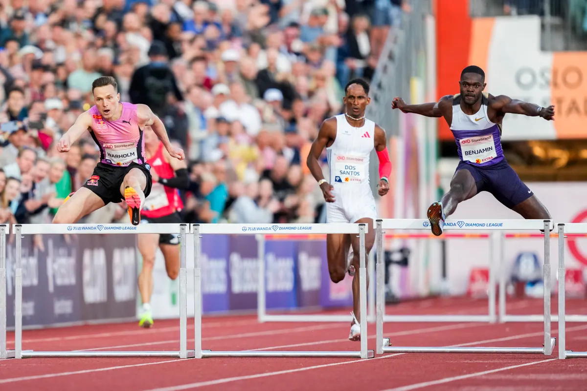 (From L) Norway's Karsten Warholm, Brazil's Alison Dos Santos and US Rai Benjamin compete in the men's 300m hurdles event of the Oslo Diamond League Bislett Games 2025 at Bislett Stadium in Oslo, on June 12, 2025. (Photo by Fredrik Varfjell / NTB / AFP) / Norway OUT világcsúcs