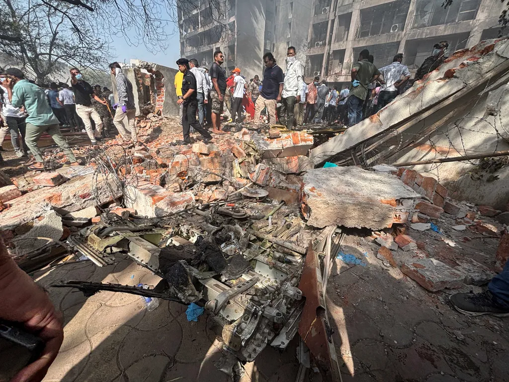 utasszállító repülőgép repülőgép, baleset, lezuhant, repülőgépbaleset, India, Air India, Air India 171-es járat, 2025.06.12., Indiarepülőgépbaleset, Ahmadábád, 2025. június 12.
Épülettörmelékek és roncsok a baleset helyszínén a Gudzsarát állambeli Ahmadáb