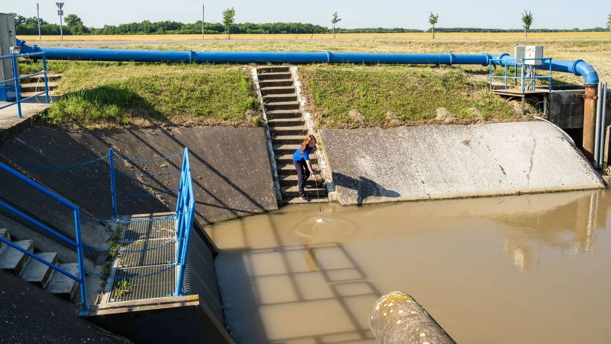 Mezőhegyes, 2025. június 14.
Az Alsó-Tisza-vidéki Vízügyi Igazgatóság munkatársa mintát vesz a parajdi sóbánya katasztrófája miatt a Marosból a folyó sótartalmának megméréséhez a Mezőhegyes-Északi szivattyútelepnél 2025. június 14-én.
MTI/Oláh Tamás