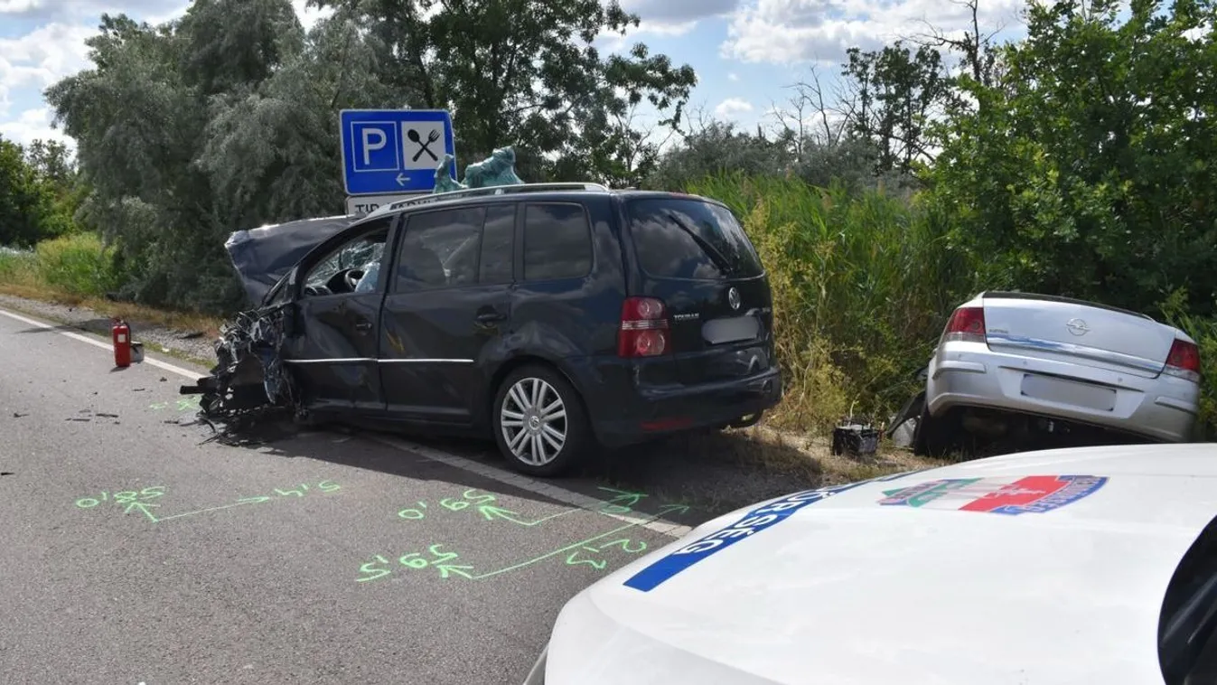 Roncsok, törmelék, árokba borult autó és torlódás a tömegkarambol miatt Kép