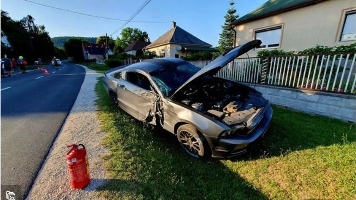 Luxusautójával csapódott villanyoszlopnak, majd az árokban végezte
