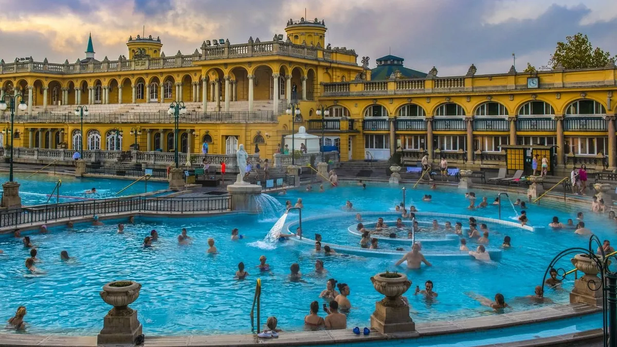 Kora reggel és késő este akár féláron fürdőzhetnek a budapestiek, így vehető igénybe a kedvezményes belépő