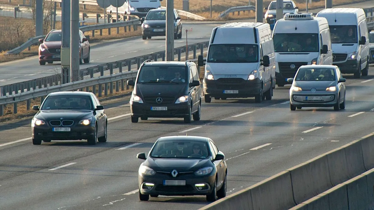 Erőszakos rablás az M5-ös autópályán, késsel támadtak apára és fiára