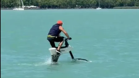Különleges vízibicikli szelte a Balaton hullámait