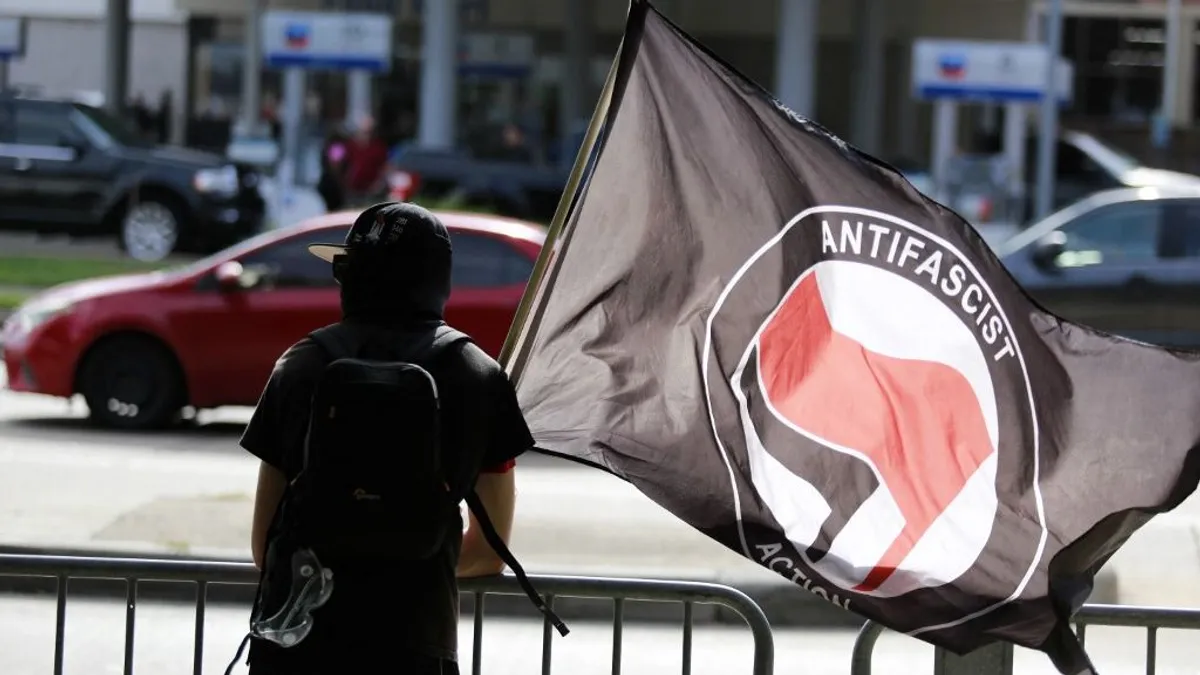 A felelősségre vonás elől az EP-be menekült erőszakos antifa aktivista, Ilaria Salis ismét Magyarországot támadja