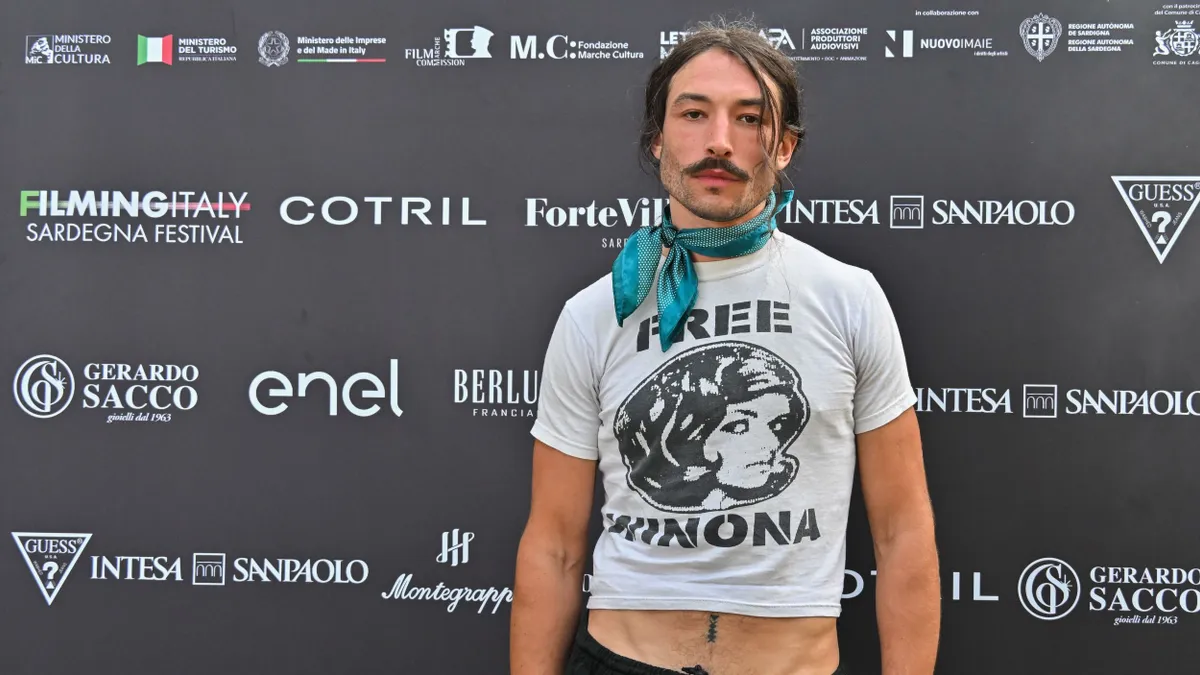 Ezra Miller valami olyasmire készül, ami eddig csak a legnagyobbaknak sikerült