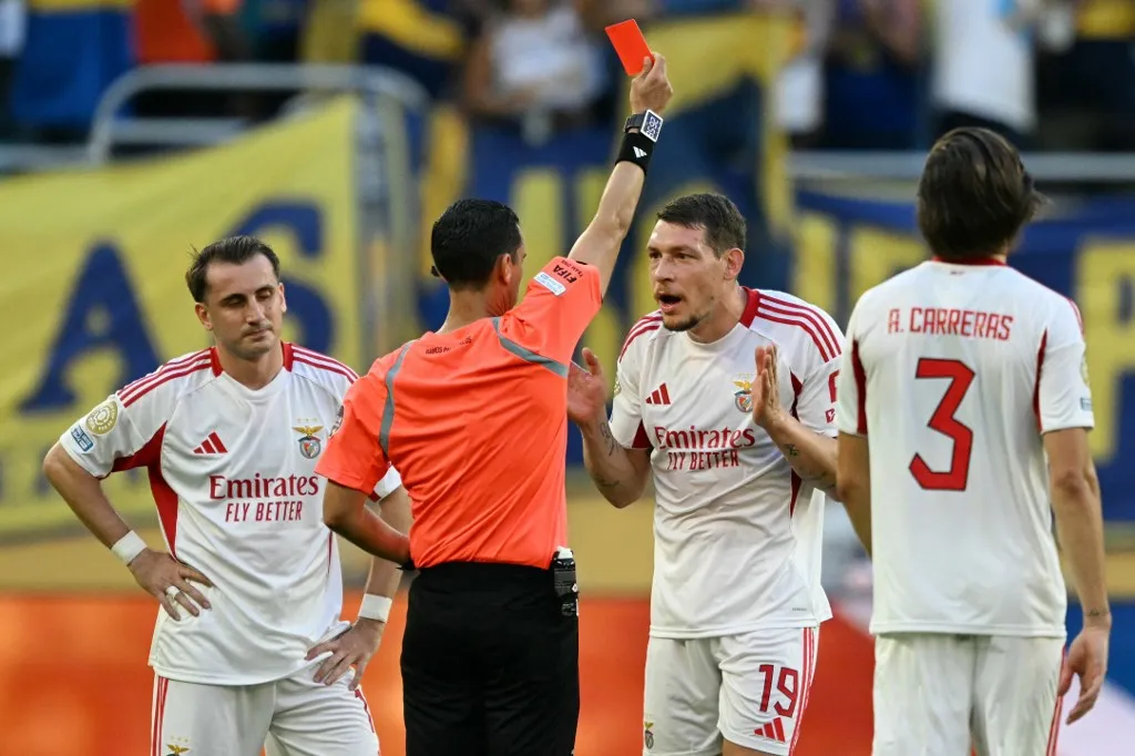 játékvezető, Mexican referee Cesar Ramos shows a red card to Benfica's Italian forward #19 Andrea Belotti during the FIFA Club World Cup 2025 Group C football match between Argentina's Boca Juniors and Portugal's Benfica at the Hard Rock stadium in Miami on June 16, 2025. (Photo by CHANDAN KHANNA / AFP)