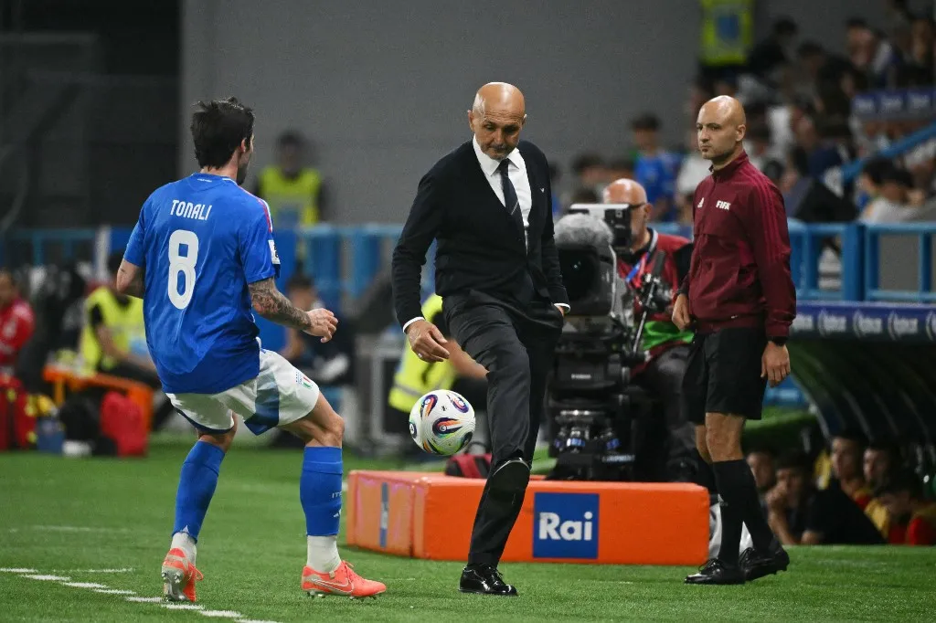 olasz Italy's head coach Luciano Spalletti controls a ball on the sideline during the 2026 World Cup qualifiers Europe zone group I football match between Italy and Moldova at the Mapei Stadium in Reggio Emilia, on June 9, 2025. (Photo by Alberto PIZZOLI / AFP)