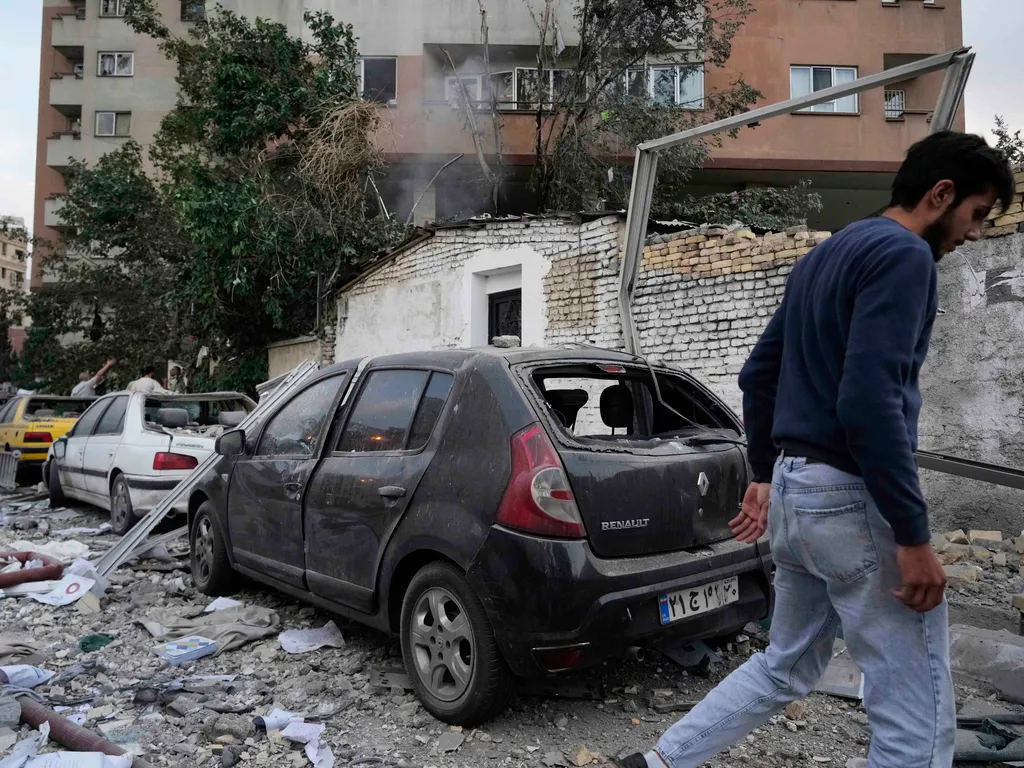 Izrael, Irán, háború, Izrael légicsapás, zsidó állam, Teherán, fegyverkezés,  nukleáris fegyverkezés, 2025.06.11., IzraelIránháború Teherán, 2025. június 13.
Megrongálódott autók egy találatot kapott lakóépület közelében Teheránban 2025. június 13-án, az 