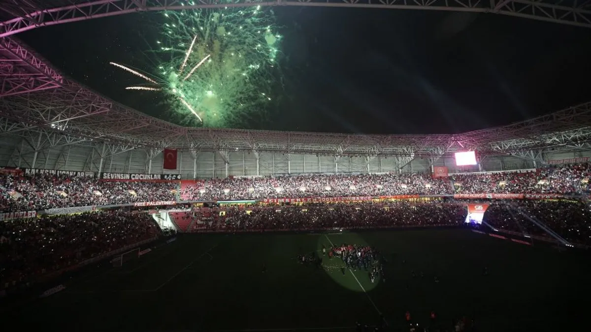 Őrület a 98. percben: Európa-ligába jutott az öt éve még harmadosztályú török csapat – videó