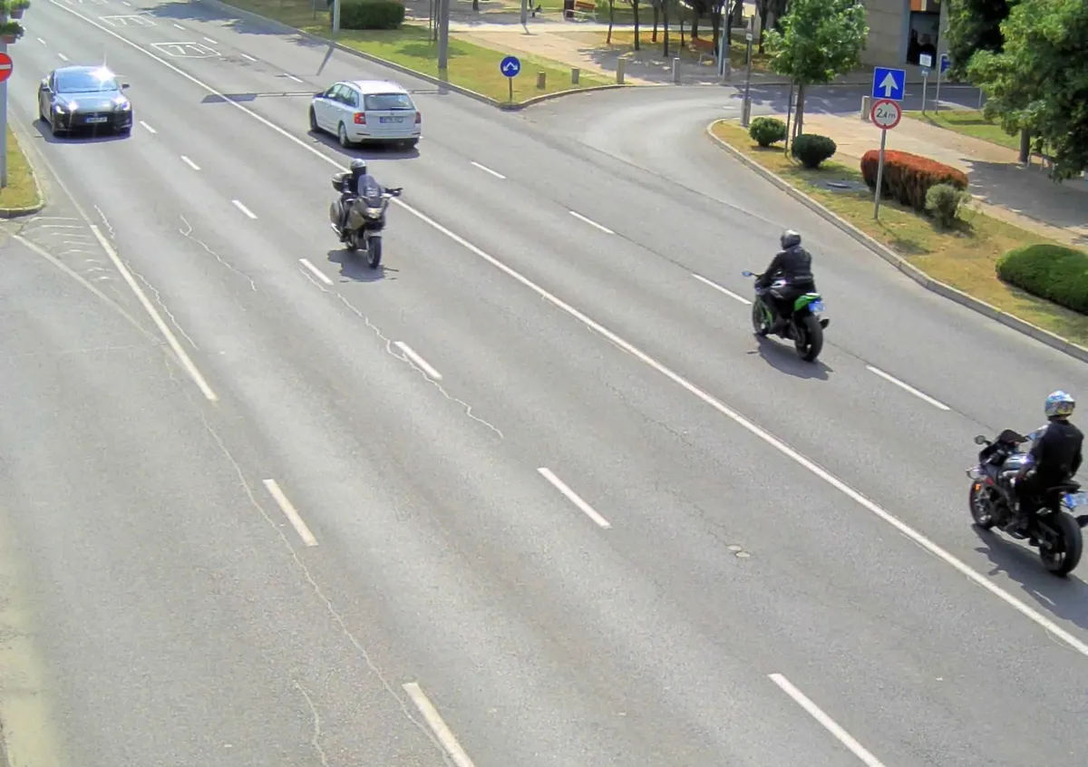 Megtámadott egy motoros egy autóst a térfigyelő kamerák előtt a Balatonnál