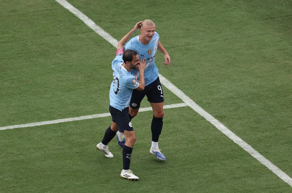 ORLANDO, FLORIDA - JUNE 26: Erling Haaland #9 of Manchester City celebrates with Bernardo Silva #20 after scoring his team's third goal during the FIFA Club World Cup 2025 group G match between Juventus FC and Manchester City FC at Camping World Stadium on June 26, 2025 in Orlando, Florida.   Megan Briggs/Getty Images/AFP (Photo by Megan Briggs / GETTY IMAGES NORTH AMERICA / Getty Images via AFP)