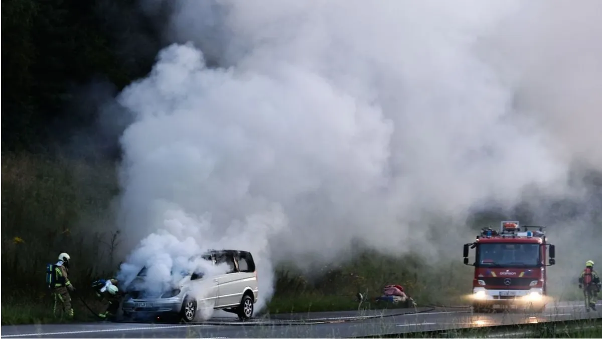Kigyulladt autó lassítja a forgalmat az M7-es autópályán