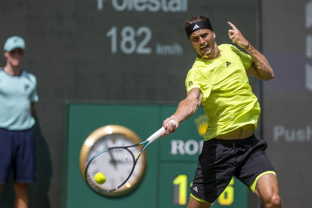 szurkoló, 18 June 2025, North Rhine-Westphalia, Halle (westfalen): Tennis: ATP Tour - Halle/Westphalia, Men's singles, 1st round: Giron (USA) - Zverev (Germany). Alexander Zverev in action. Photo: David Inderlied/dpa (Photo by David Inderlied / dpa Picture-Alliance via AFP)