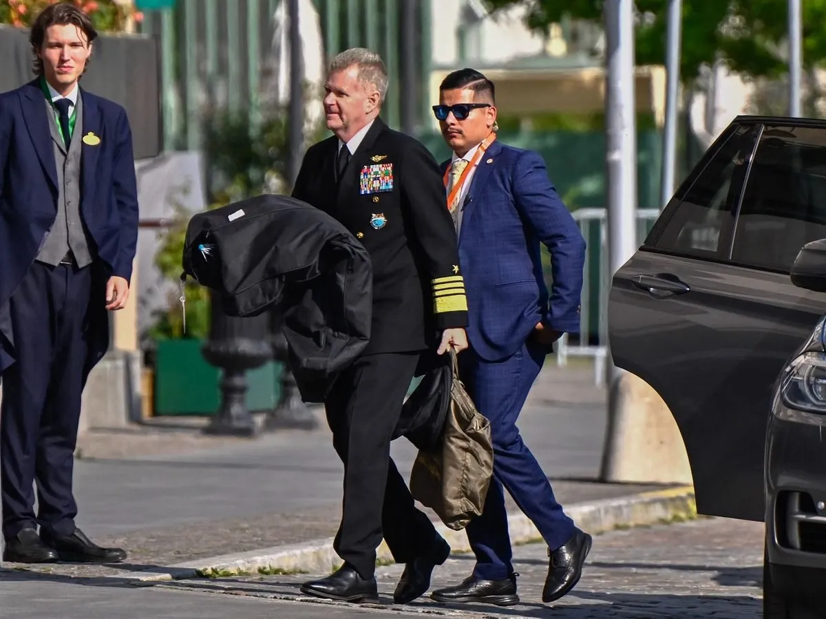 Samuel Paparo, az Egyesült Államok Indo-csendes-óceáni Parancsnokságának parancsnoka a Grand Hotel előtt a stockholmi Bilderberg-találkozón, 2025. június 12-én. (Fotó: Christine Olsson /TT News Agency via AFP)