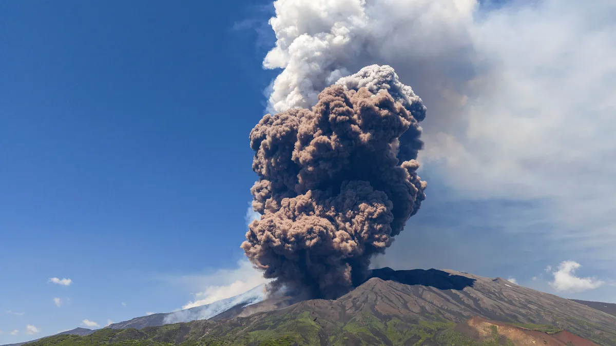 Hatalmas pánik: döbbenetes fotókon az Etna kitörése