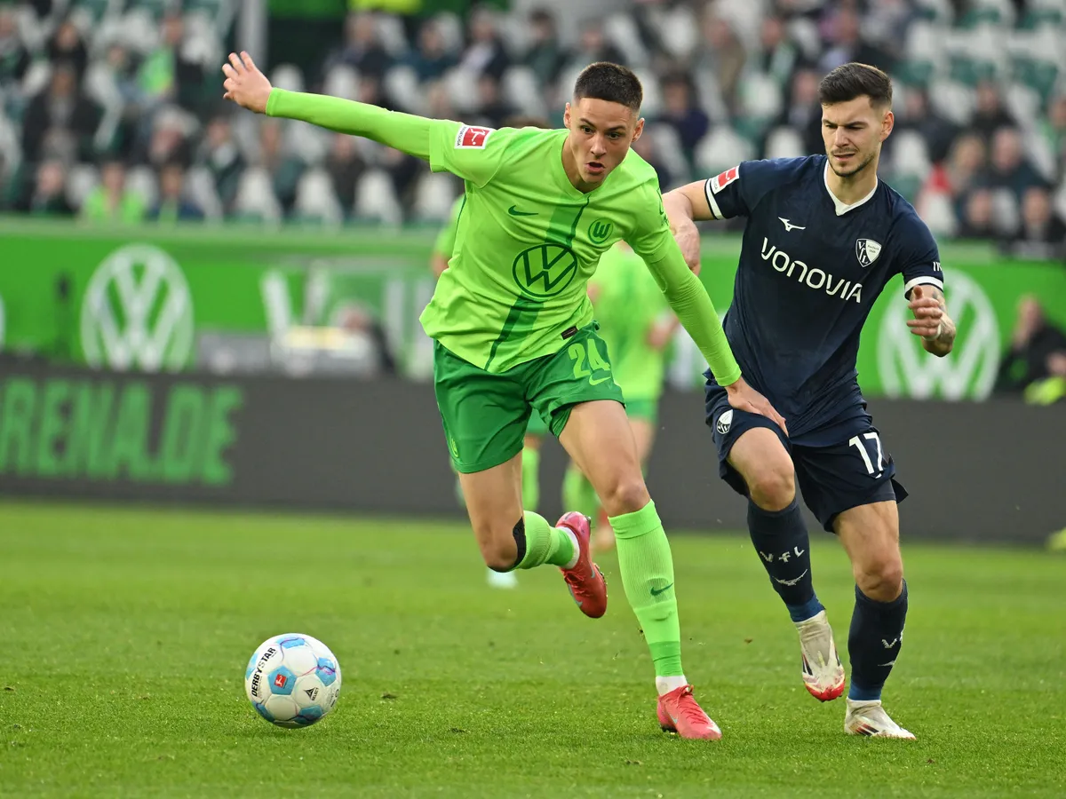 Dárdai, Dárdai Bence, 22 February 2025, Lower Saxony, Wolfsburg: Soccer, Bundesliga, VfL Wolfsburg - VfL Bochum, Matchday 23, Volkswagen Arena. Wolfsburg's Bence Dardai (l) plays against Bochum's Tom Krauß. Photo: Swen Pförtner/dpa - IMPORTANT NOTE: In accordance with the regulations of the DFL German Football League and the DFB German Football Association, it is prohibited to utilize or have utilized photographs taken in the stadium and/or of the match in the form of sequential images and/or video-like photo series. (Photo by Swen Pförtner / dpa Picture-Alliance via AFP)