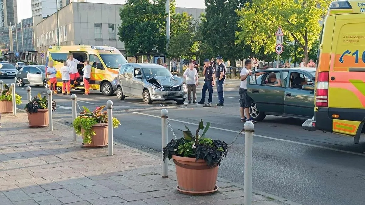 Két mentő is érkezett helyszínre: gyerekek sérültek meg a balesetben
