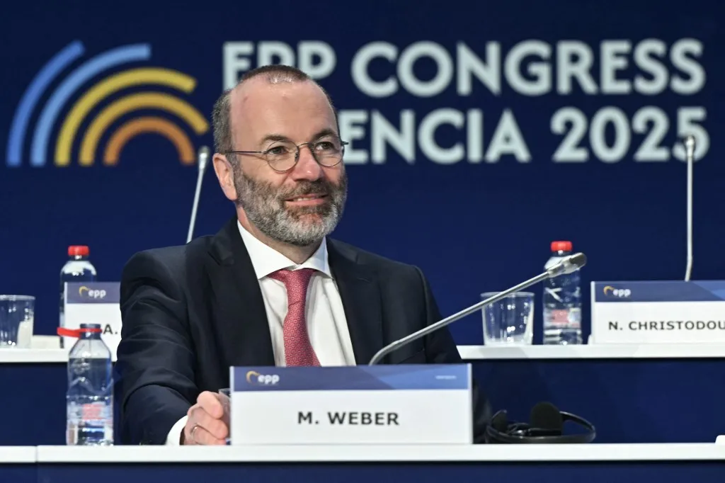 Manfred Weber továbbra is szereti a luxust (Fotó: JOSE JORDAN / AFP)