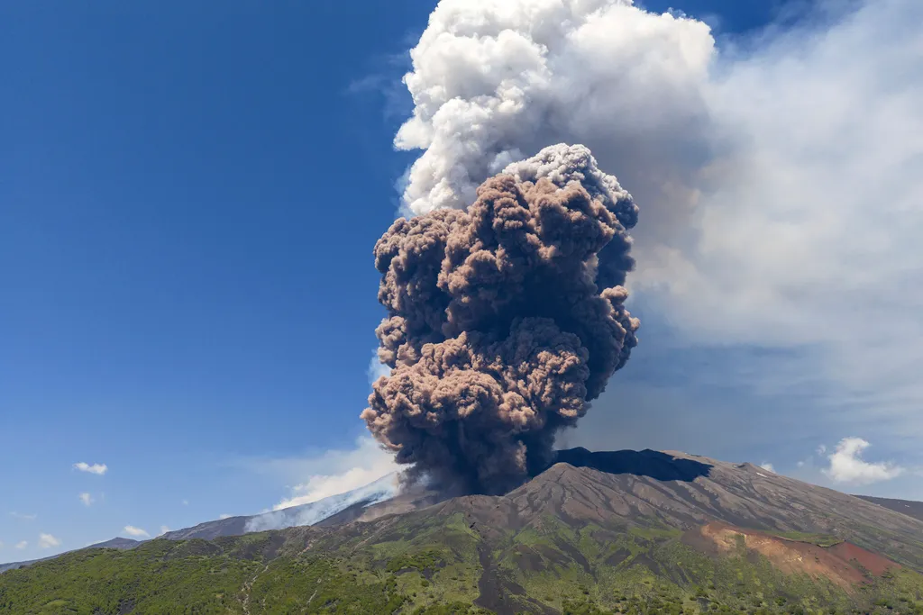 Vulkánkitörés Olaszországban, VulkánkitörésOlaszországban, Etna, Szicília