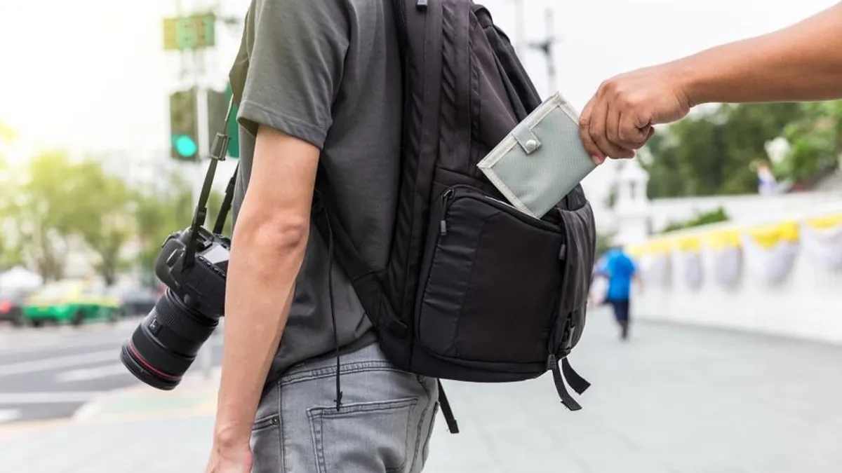 Fényes nappal verte meg, majd ellopta egy járókelő telefonját a veszélyes rabló