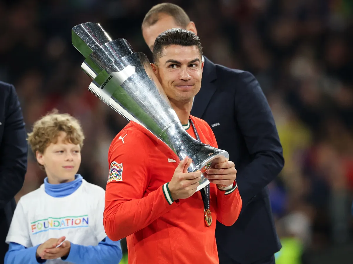 Ronaldo, 09 June 2025, Bavaria, Munich: Soccer: Nations League A, Portugal - Spain, play-off round, final, Munich Football Arena, Portugal's Cristiano Ronaldo holds the trophy. Photo: Christian Charisius/dpa (Photo by CHRISTIAN CHARISIUS / dpa Picture-Alliance via AFP)